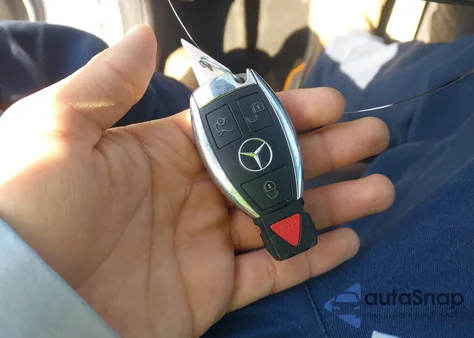 2014 Mercedes-Benz C 250 Sport z USA, uszkodzony, nr VIN WDDGF4HB2EA957389